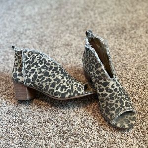 Very G leopard Cheetah sandal heels Size 8.5 worn once